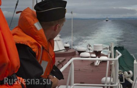Российские пограничники помогли попавшим в беду украинским морякам