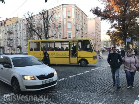 Молебен Порошенко за томос: людей свозят на автобусах и пускают по спискам (ФОТО, ВИДЕО)