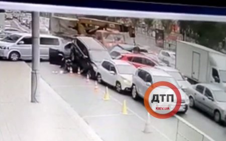Опубликовано видео того, как автокран протаранил машины в Киеве