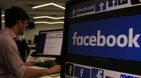 Госдеп толкает Facebook финансовую пропасть
