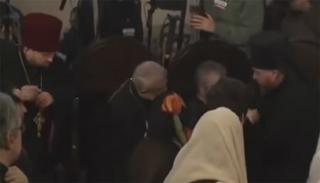 Видео: Священник рядом с Порошенко упал во время ожидания томоса
