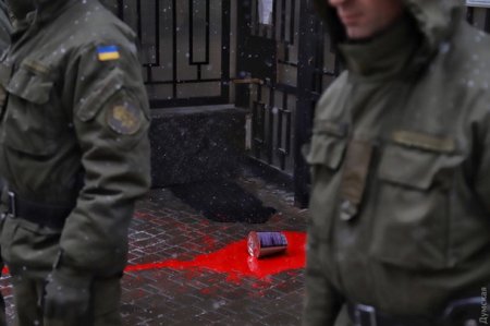 В Одессе под консульством России произошли потасовки