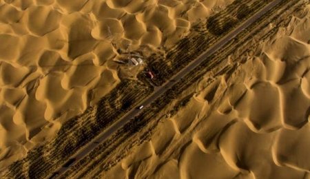 Китайцы построили 446 км дороги посреди безлюдной пустыни. Уникальное Таримское шоссе