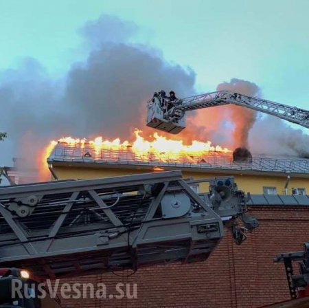 В Москве загорелось здание Богородице-Рождественского монастыря (ФОТО, ВИДЕО)