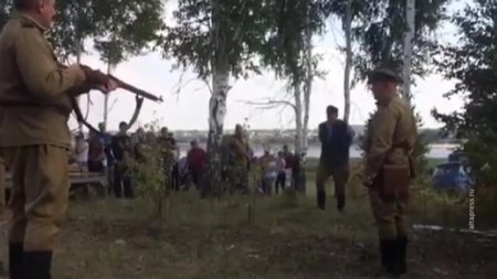 Сожжение деревни и расстрелы: военно-исторический фестиваль на Алтае шокировал гостей