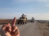 Американских военных провожают из Сирии армейские патрули и озлобленные кур ...