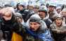 Дикие толпы украинцев берут штурмом магазины секонд-хенд (ФОТО, ВИДЕО)