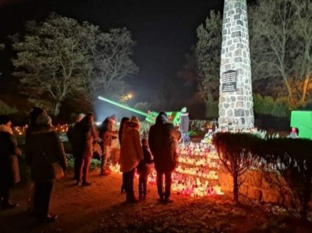 «Мы помним вас!»: поляки зажгли тысячи свечей у памятников красноармейцам (ФОТО)