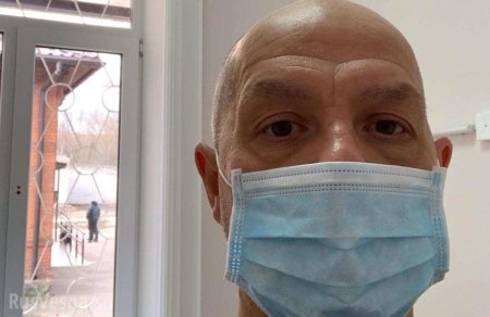 «Ставьте завтрак на пол»: заболевший коронавирусом украинец показал условия в больнице (ВИДЕО)