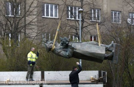 «Ненависть и зависть»: Президент Чехии отреагировал на снос памятника маршалу Коневу в Праге (ФОТО, ВИДЕО)
