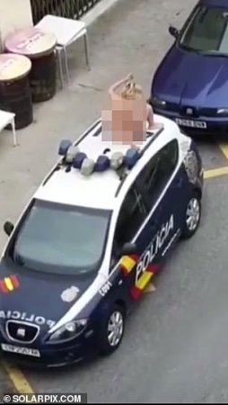 Голая испанка устроила протест на полицейской машине (ФОТО, ВИДЕО)