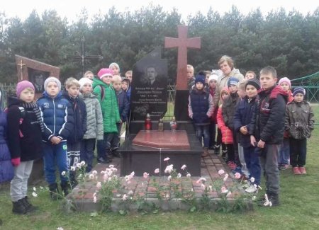 Скандал: украинских школьников отправили чествовать нацистского преступника (ФОТО)