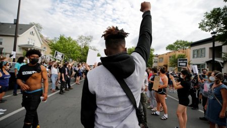 В Вашингтоне протестующие из-за убийства афроамериканца пришли к Белому дому. Беспорядки охватили более 10 городов, есть жертвы