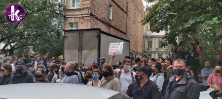 У посольства Белоруссии в Киеве протестующие перекрыли дорогу и жгут дымовые шашки (ФОТО, ВИДЕО)