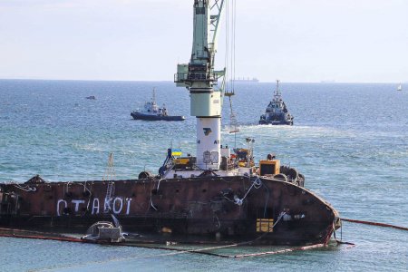 В Одессе поднимают затонувший танкер Delfi (ФОТО, ВИДЕО)