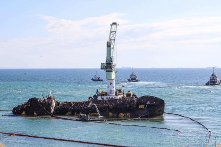 В Одессе поднимают затонувший танкер Delfi (ФОТО, ВИДЕО)