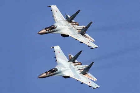 Эффектные кадры высокоманёвренного воздушного боя Су-35 (ВИДЕО)