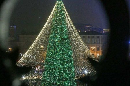 Киевская горелая ёлка, копирующая московскую, вошла в топ европейских красавиц (ФОТО, ВИДЕО)