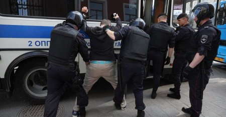 Протесты за Навального в Москве: первые задержания и нападение на полицию (ВИДЕО)