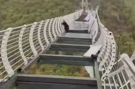 Над бездной: турист застрял на разрушившемся стеклянном мосту (ФОТО)