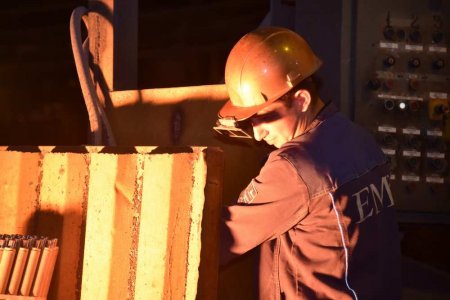 Глава ДНР посетил перезапущенный металлургический завод в Енакиево (ФОТО)