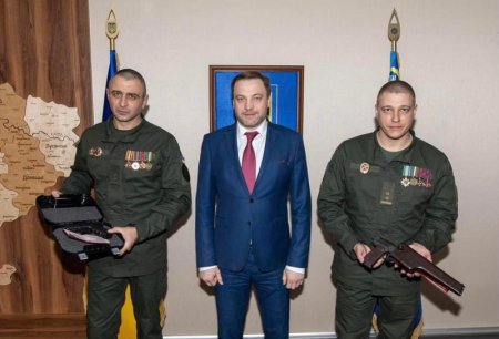 Наградное оружие Кивы вручили двум «хероям» войны в Донбассе