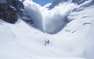 Туристы чуть не погибли, снимая мощную лавину в горах Киргизии (ВИДЕО)