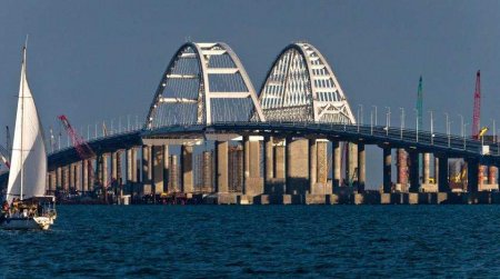 По Крымскому мосту вновь едут автомобили: опубликованы первые кадры (ВИДЕО)