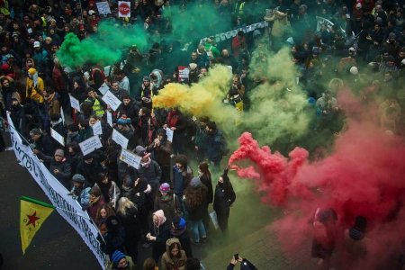 Столкновения в Париже из-за антироссийских санкций: Тысячи французов вышли на улицы (ВИДЕО)