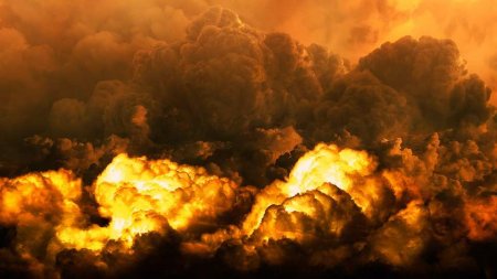 Горловка: Мощный пожар и едкая вонь по всему городу, нанесён удар по химзаводу (+ФОТО)