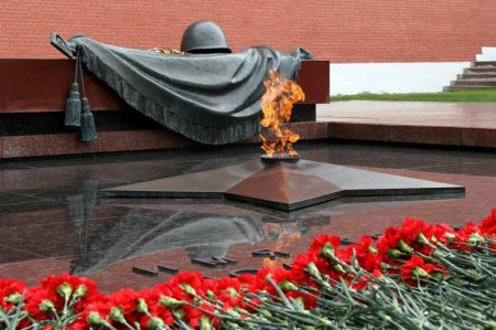 Президент России и лидеры стран СНГ возложили цветы к могиле Неизвестного солдата (ВИДЕО)