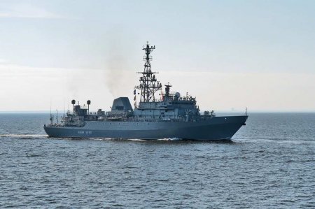 Украинские психвойска «атакуют» разведывательный корабль «Иван Хурс» с помощью американского эсминца (ФОТО)