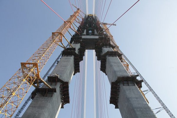 Мост на остров Русский - Строительсвпо продолжается (состояние на 25.03.2012)