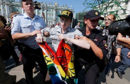 Пикет гей-активиста в День ВДВ в Петербурге продлился 10 секунд