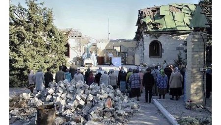 Православные Донбасса молятся на руинах своих храмов