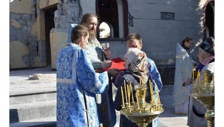 Православные Донбасса молятся на руинах своих храмов