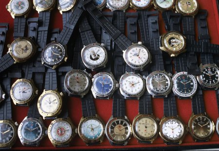 В следующем году в России появятся часы с чипом для оплаты покупок и проездов в метро