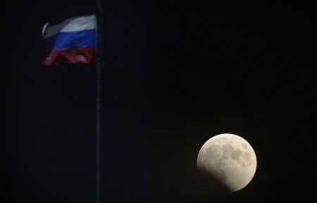 В перспективе Россия может перенести опасные производства на Луну