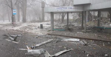 Видео: В Донецке снаряд попал в остановку – есть раненные и жертвы