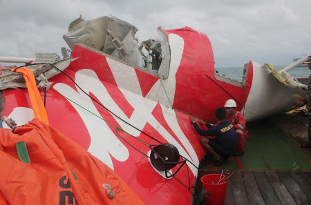 Индонезийские спасатели обнаружили тела двух пилотов рухнувшего лайнера AirAsia