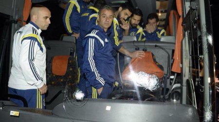 На автобус со стамбульской футбольной командой «Фенербахче» совершено вооружённое нападение