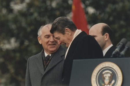 СМИ: Рональд Рейган предлагал Михаилу Горбачёву вместе бороться с пришельца ...