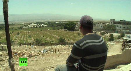 Палестинские подростки вынуждены работать на израильских фермах, чтобы помо ...