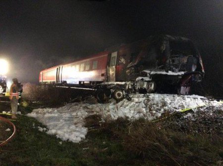 Несколько человек погибли в результате столкновения пассажирского поезда с грузовиком в Германии