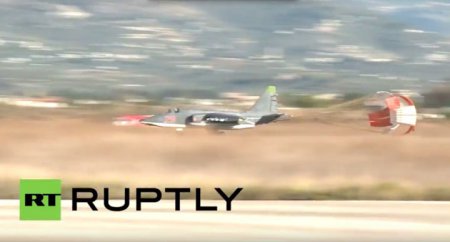Российские истребители совершают боевой вылет с авиабазы в Сирии - прямая т ...