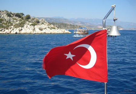 Турецкое судно пыталось преградить путь российскому каравану в Черном море