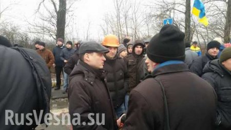 Доведенные до отчаяния шахтеры в Львовской области перекрыли трассу на Польшу (ФОТО, ВИДЕО)