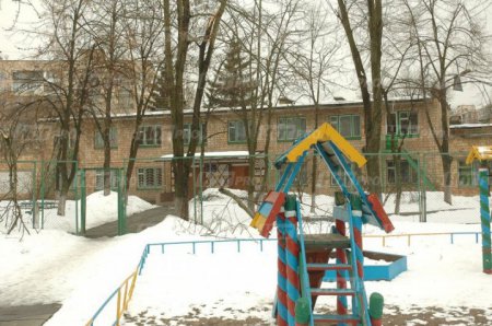 Яценюк запретил кормить детей в школах и детсадах