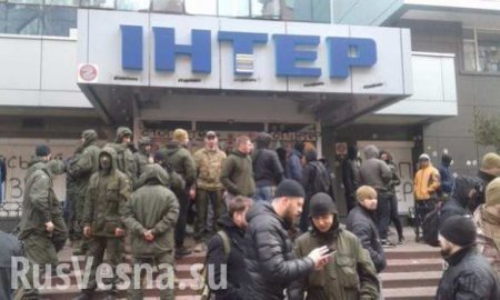 Боевики «Азова» штурмуют студию телеканала «Интер» в Киеве (ФОТО)