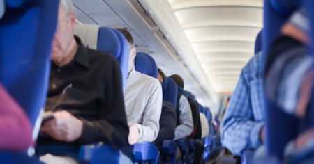 В самолёте «Москва – Владивосток» очевидцы сняли на видео нервного пассажира